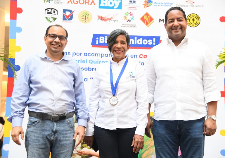 Odile Villavizar recibe primera Medalla a la Inclusión de la Mesa de Diálogo por el Autismo