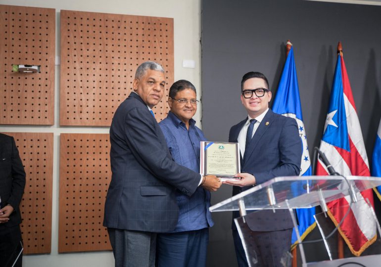 Director del COE y la DAEH recibe reconocimiento del Parlacen por más de 20 años de servicio