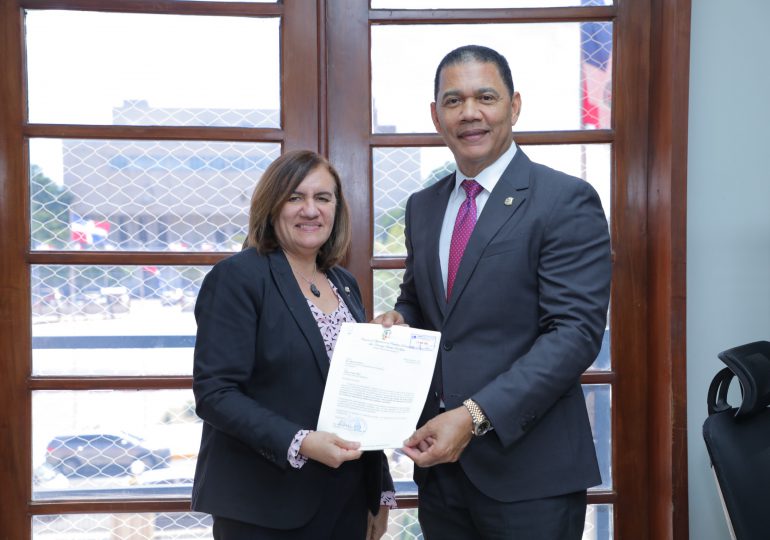 Diputado Domingo de León presenta anteproyecto para regular inspecciones de ascensores y escaleras eléctricas