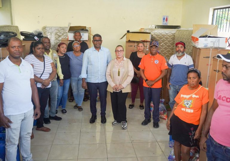 Gobierno asiste familias afectadas por incendio en Los Platanitos de Santiago