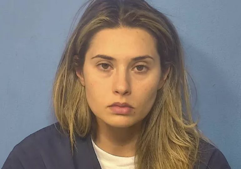 Arrestan a maestra por abusar sexualmente de un alumno de 15 años dentro de su escuela