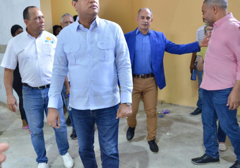 Ministro de Deportes Kelvin Cruz supervisa trabajos de reconstrucción polideportivo de Las Caobas