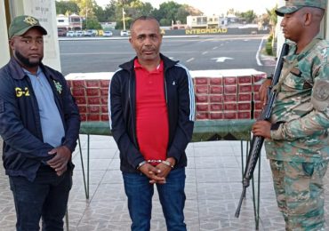 Apresan hombre con contrabando de 30 mil cigarrillos que ocultaba bajo bocinas en el baúl de un vehículo