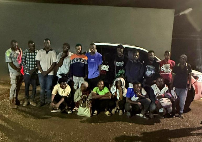 Video: Detienen camioneta con 18 inmigrantes haitianos indocumentados en Valverde