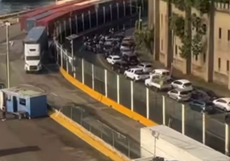 Derrame de aceite en la avenida Francisco Alberto Caamaño Deñó causa congestión vehicular