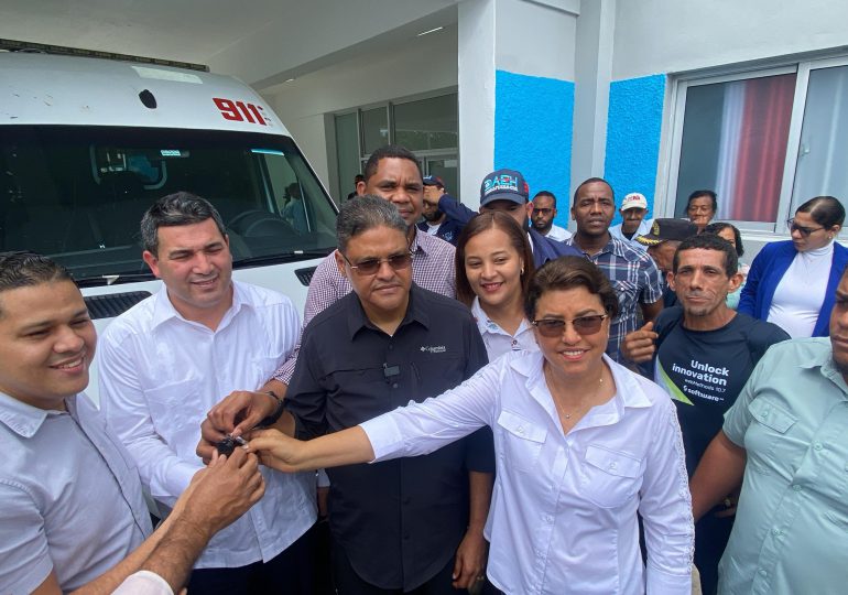 Gobierno del presidente Luis Abinader entrega ambulancia a hospital de Loma de Cabrera de Dajabón