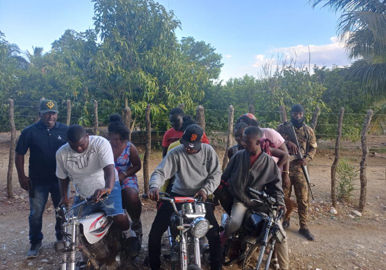 Interceptan indocumentados en motocicletas conducidas por dominicanos en San Juan de la Maguana y Elías Piña