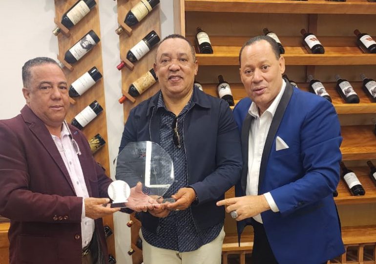Liga Nacional de Béisbol reconoce a Juan Núñez