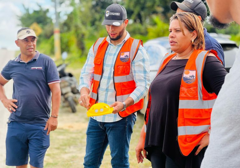 Alcaldía de La Otra Banda refuerza seguridad vial en La Cruz Isleño con nueva señalización y policía acostado