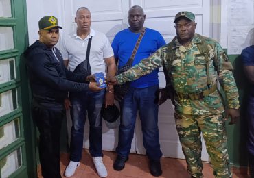 Ejército detiene a dos cubanos en estatus migratorio irregular en Mao-Valverde