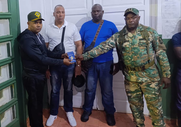 Ejército detiene a dos cubanos en estatus migratorio irregular en Mao-Valverde