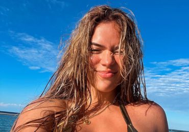 Video | Karol G reaparece en Instagram con fotos en bikini disfrutando la playa