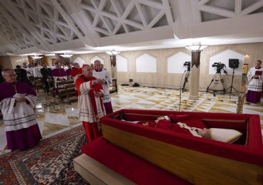El Vaticano publica primeras imágenes del papa Francisco en su féretro