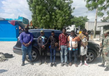 Detienen haitiano por transportar a tres compatriotas indocumentados en una jeepeta en Azua