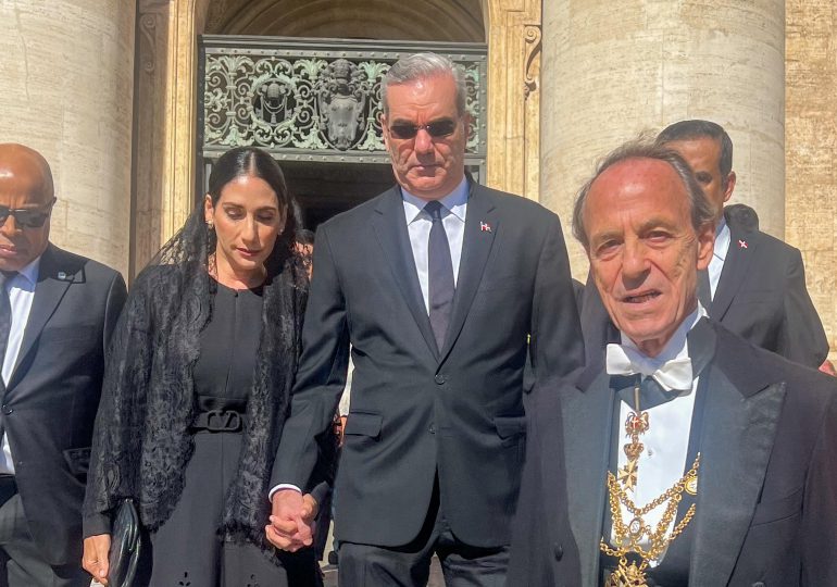 Presidente Abinader y primera dama asisten a funeral papa Francisco