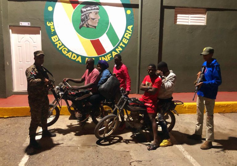 Video | 24 haitianos indocumentados fueron interceptados por patrullas del Ejército en Valverde