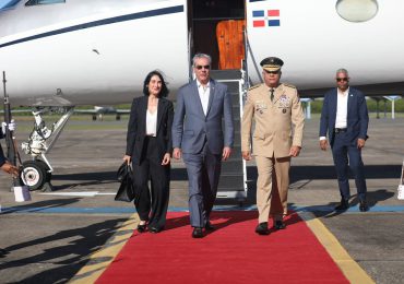 Presidente Abinader retorna al país tras participar en actos funerales del papa Francisco