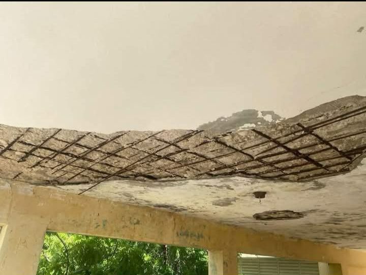 Video| Escuela al borde del colapso pone en riesgo cientos de estudiantes en El peñón de Barahona