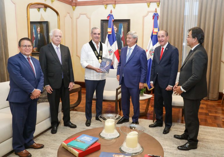 Presidente Abinader recibe Medalla de Valores Democráticos Fernando Belaunde Terry