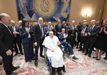 Francisco recibe al personal que lo trató en el hospital: "Gracias por vuestro servicio"