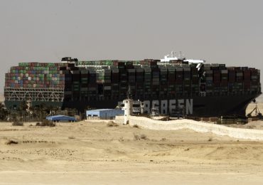 Egipto declara el mar Rojo "seguro" y pide a navieras que transiten por el canal de Suez