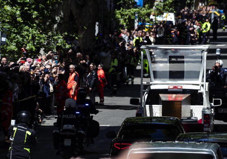 Roma brinda a Francisco un adiós multitudinario en su último viaje