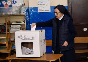 Ecuador espera la llegada de once actas del exterior para terminar el escrutinio