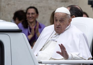 Francisco agradeció a su asistente haber saludado en el papamóvil tras el 'Urbi et Orbi'