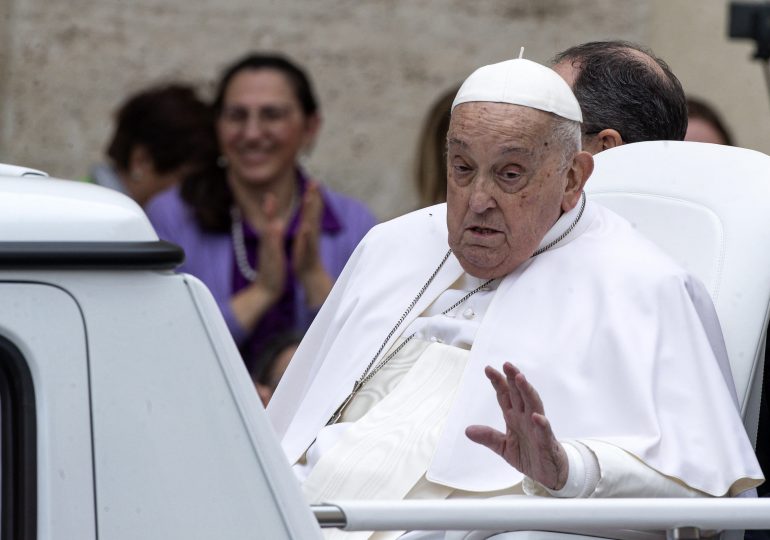 Francisco agradeció a su asistente haber saludado en el papamóvil tras el 'Urbi et Orbi'