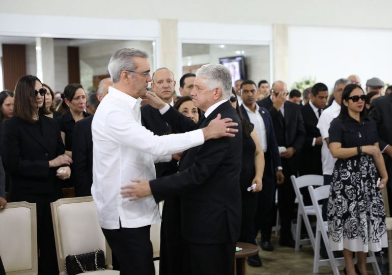 Presidente Luis Abinader acompaña a Eduardo Estrella y su familia en sepelio de su hijo
