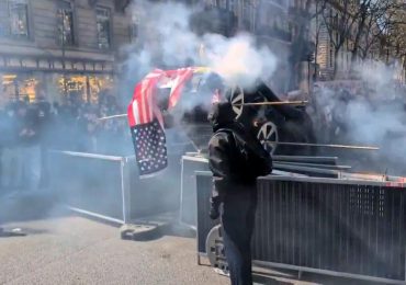 En París, queman bandera de EE. UU. sobre Tesla en protesta contra recortes y políticas de Trump