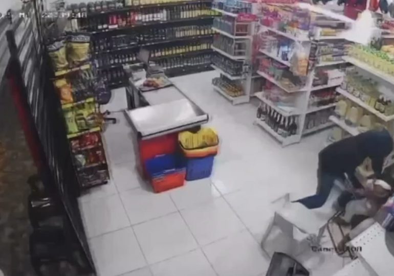 Dos individuos armados asaltan supermercado en Palmar Arriba y siembran el pánico
