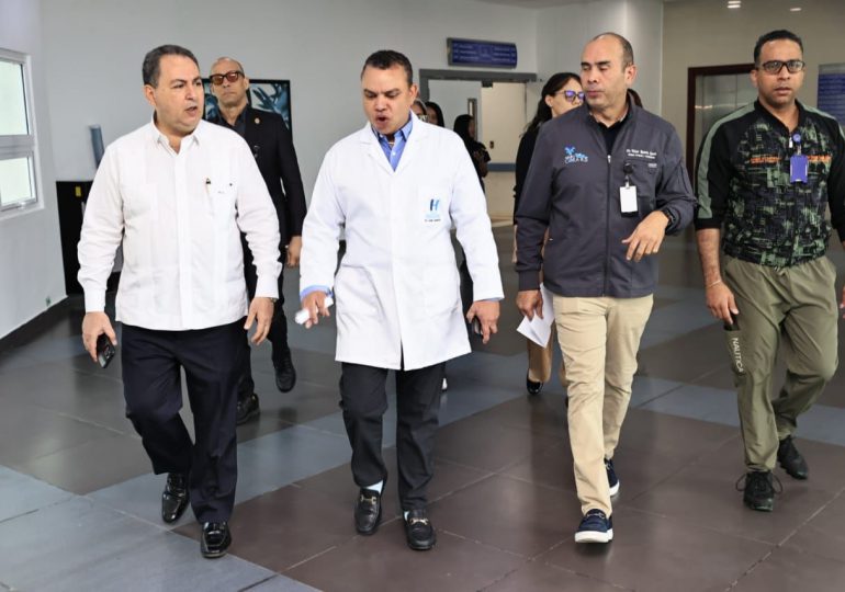 Director SNS visita pacientes ingresados en hospitales Ney Arias Lora y Darío Contreras