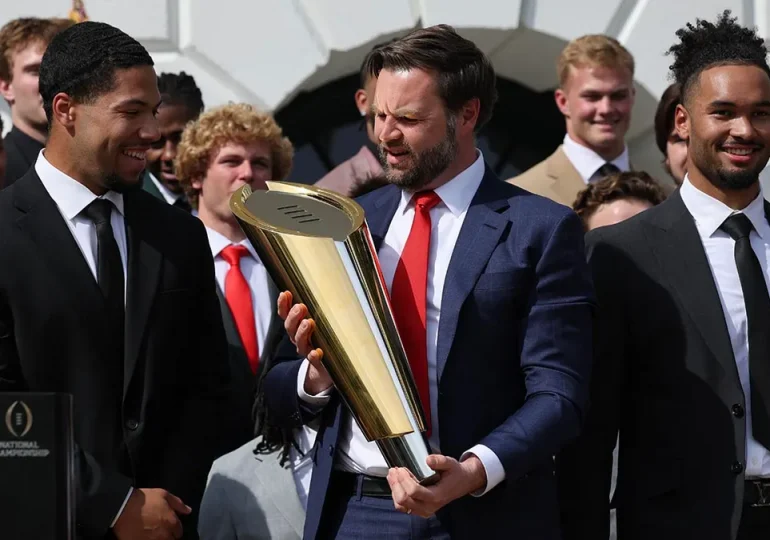 JD Vance rompe trofeo del campeonato universitario en acto en la Casa Blanca