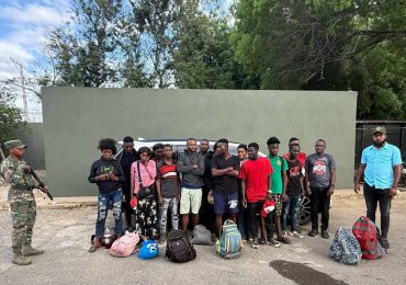 Detienen 16 inmigrantes indocumentados que fueron abandonados en una jeepeta en Mao