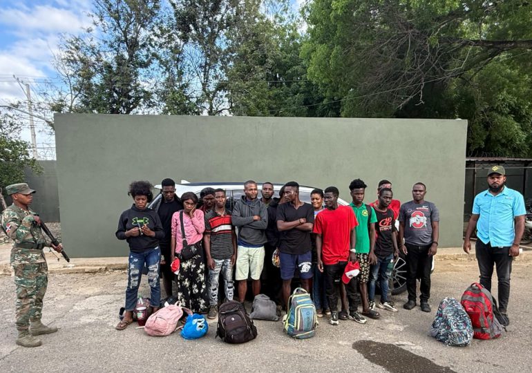 Detienen 16 inmigrantes indocumentados que fueron abandonados en una jeepeta en Mao