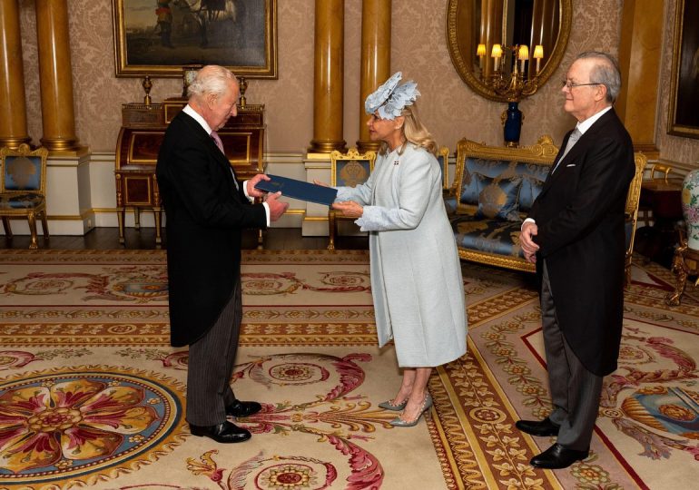 Embajadora dominicana presenta credenciales al Rey Carlos III durante ceremonia en Buckingham