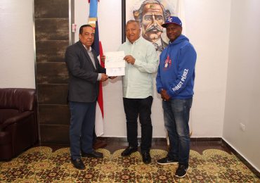 Ayuntamiento de San Cristóbal entrega recursos al Torneo de la Liga Nacional de Béisbol 2025