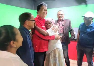 Empresario Takeshi Mukai le celebra el día mamá con cientos de regalos y entrega de ayudas sociales