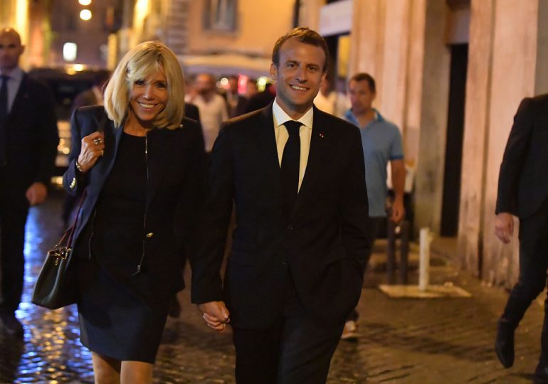 Esposa del presidente de Francia le da una bofetada a su llegada a Vietnam