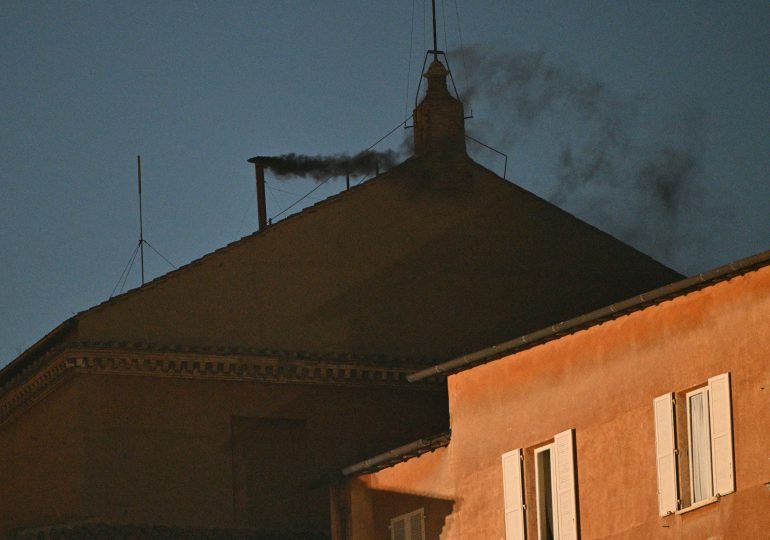 Humo negro en el Vaticano, no hay acuerdo sobre un nuevo papa