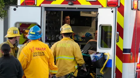 Avioneta se estrella en vecindario de San Diego; autoridades evacuan la zona y abren investigación