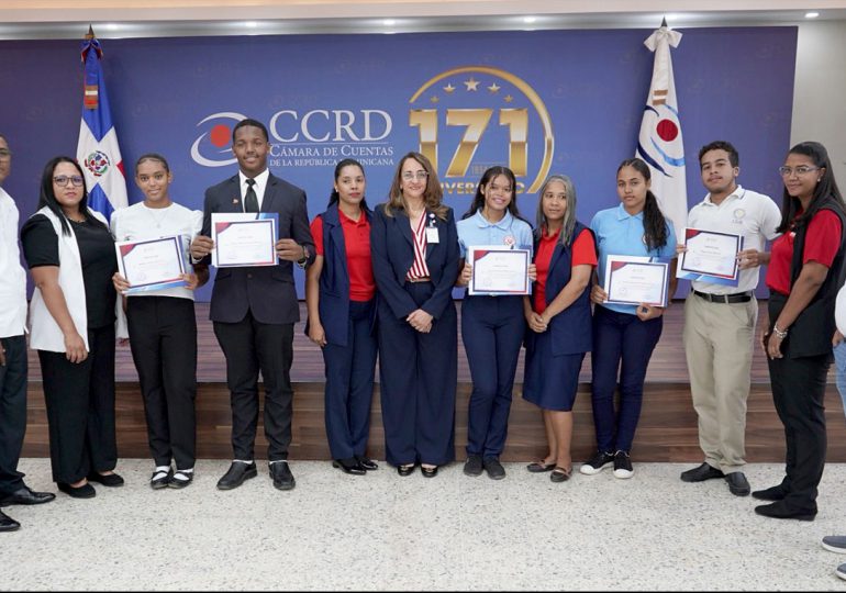 Cámara de Cuentas inviste a 617 estudiantes dentro del programa “Yo Rindo Cuentas”