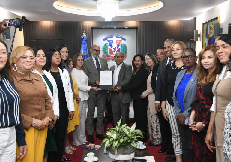 Cámara de Diputados entrega resolución a INABIE para implementación de kits de higiene menstrual en escuelas públicas