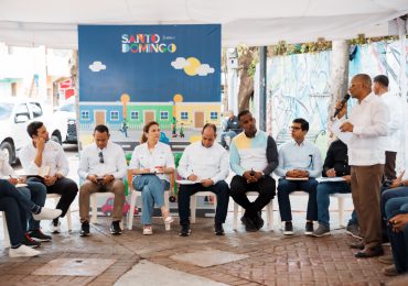 Alcaldesa Carolina Mejía escucha y responde inquietudes de comunitarios en Los Praditos