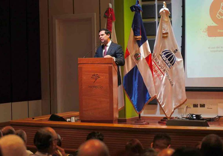 Con amplio respaldo, Roberto Ángel presenta “El Poder de las Buenas Palabras en Bani”