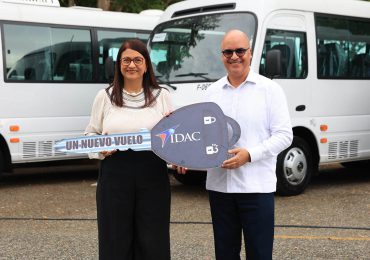 Director general del IDAC entrega modernos autobuses para transporte de los servidores