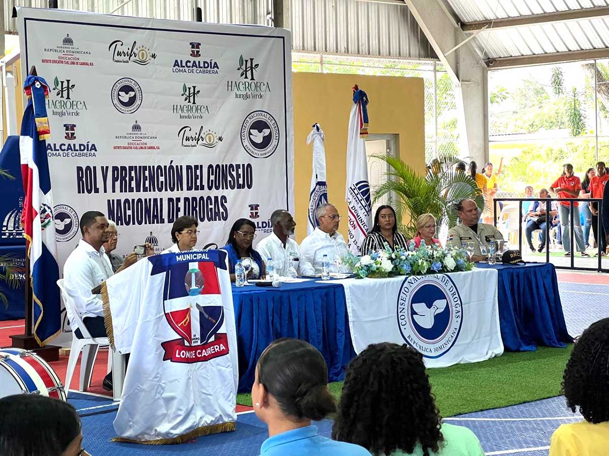 El Consejo Nacional de Drogas orienta en Loma de Cabrera a más de 600 estudiantes y líderes locales