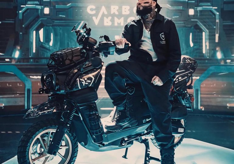 Farruko presenta su propia línea de motocicletas