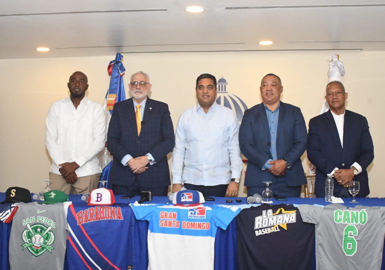 Federación Dominicana de Béisbol reconoce a Vitelio Mejía 